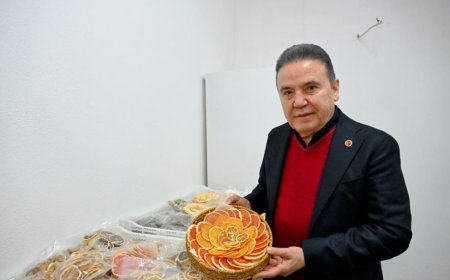 Antalya Büyükşehir Belediye Başkanı Muhittin Böcek, Kumluca Yaş Sebze Meyve Paketleme Tesisi’ni ziyaret etti.