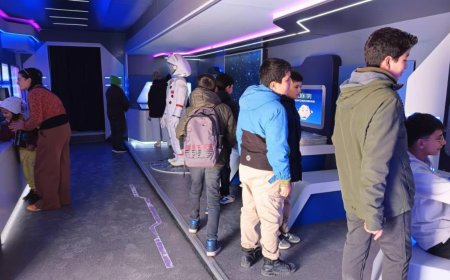 Mobil Sağlık Merkezi ile çocuk ve gençlere bilim sevgisi aşılayan Bilim Teknoloji Tırı, Korkuteli'nde hizmet veriyor.