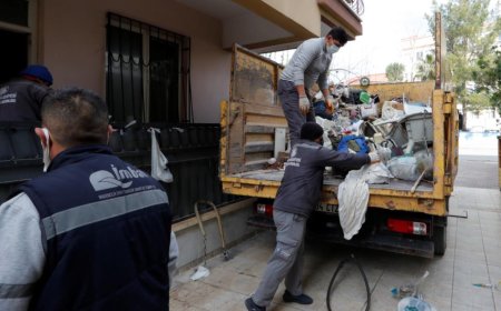 Antalya'da yakın zamanda vefat eden adamın dairesinden 2 kamyon atık malzeme ve çöp çıktı.