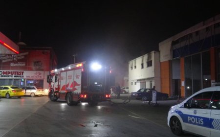 Antalya'da bir akaryakıt istasyonu yanında bulunan metruk binada çıkan yangın korkuttu.