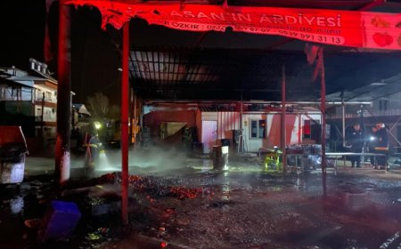 Çöpten aldığı kartonla depoyu ateşe verdi