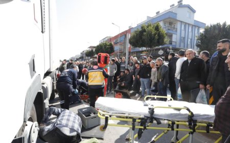 Antalya'da ışık sistemine yakın bir noktada yolun karşısına geçmek isteyen yaşlı adam, tırın altında kalarak ağır yaralandı