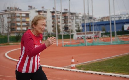 Antalya'da yaşayan 82 yaşındaki eski milli atlet pistlerin tozunu atıyor.
