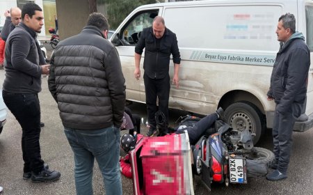 Antalya'da ıslak zeminde motosikleti kayan kurye , hafif ticari aracın altında kaldı.