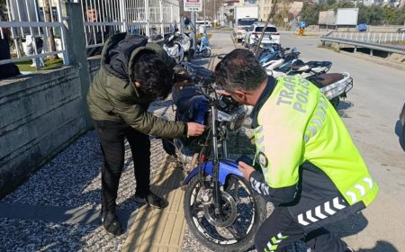 Antalya'da trafik ekiplerinin denetimlerinde plakası bulunmayan 11 motosiklet trafikten men edilerek sahiplerine toplam 132 bin 513 TL para cezası kesildi.