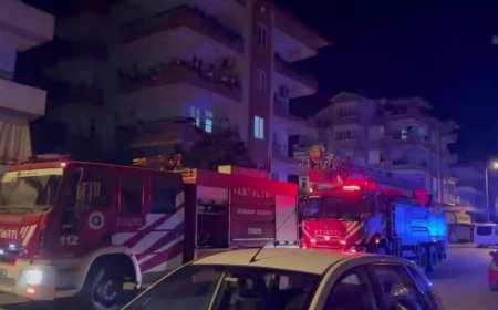 Manavgat'ta bir apartmanın birinci katında çıkan yangın çevrede korku dolu anların yaşanmasına neden oldu.