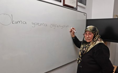 84 yaşındaki Ayşe Nine okuma yazmayı, Afrikalı Cisse Türkçe’yi ATASEM’de öğreniyor