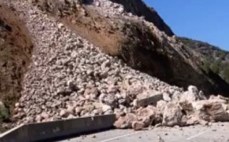 Dinamitle patlatılan dağdan düşen kaya parçaları karayolunu trafiğe kapattı