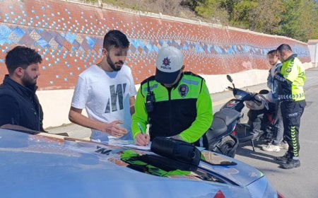 Antalya’da trafik ekiplerinin denetimi sırasında durdurulan bir motosiklet sürücüsü ağabeyine ait kimlikle uygulamadan geçmek istedi.