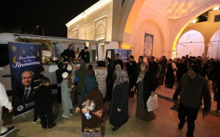 Ramazan'ın ilk teravihinde Kepez'de lokmalar döküldü