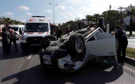 Önce palmiyelere çarptı, ardından takla atan araçta sıkıştı