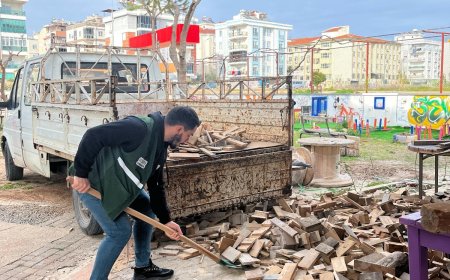 ANTALYA'da Muratpaşa Gençlik Merkezi yetkilileri, gönüllü gençlerle birlikte ihtiyaç sahibi ailelere odun yardımında bulundu.