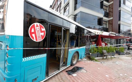 Halk Otobüsü Sürücüsü Fenalaştı, Araçlara Çarparak Kafeteryaya Daldı: 3 Yaralı