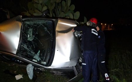 Direksiyon Hakimiyetini Kaybeden Sürücü Kaldırıma Çarpıp Bahçeye Uçtu.