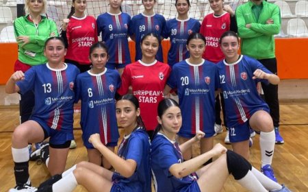 Geçen sezonun şampiyonu olan Kepez'in küçük voleybolcuları, gruplarından birinci çıkarak bu sezon da Türkiye finallerine adını yazdırdı.