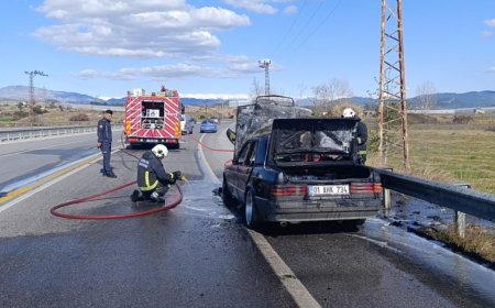Antalya'da Seyir Halindeki Otomobilde Korkutan Yangın