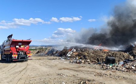 Antalya'da kara yolu kenarındaki çöp ve moloz yangını itfaiye tarafından söndürüldü.