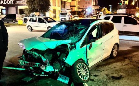 Antalya'nın Serik ilçesinde iki otomobilin çarpıştığı kazada 1'i ağır 3 kişi yaralandı.