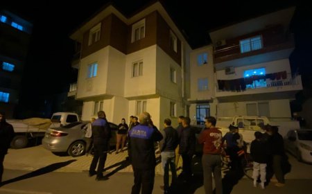 Antalya’da çatlaklar sebebiyle 3 katlı bina tahliye edilip mühürlendi