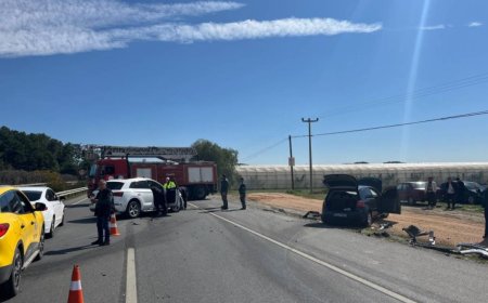 Manavgat’ta aynı istikametti seyir halindeki 3 aracın karıştığı zincirleme kazada 1 kişi yaralandı.