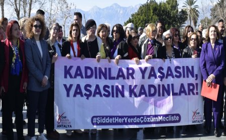 Antalya'da 8 Mart Dünya Kadınlar Günü etkinlikleri kapsamında Cumhuriyet Meydanı'nda çelenk töreni yapıldı.