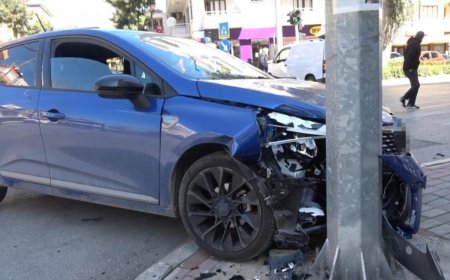 Antalya'da İki Araç Kavşakta Çarpıştı, Otomobil Direğe Çarparak Durdu