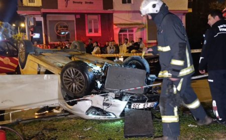 Antalya’da tali yoldan aşırı hızlı şekilde çıkan otomobil seyir halindeki başka bir araca çarparak takla attı.