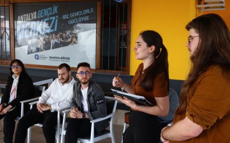 Antalya Büyükşehir Belediyesi, Gençlik Merkezinde "Speaking Club" etkinliği düzenledi.