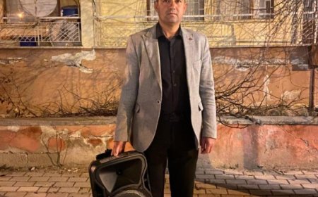 Antalya'da bir Mahalle Muhtarı Ramazan davulcularının sahura çıkmamasına tepki göstererek çözümü kendisi üretti.