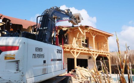 Kemer’de Kaçak Yapı Ekipler Tarafından Yıkıldı