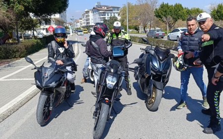 Antalya'da Ceza yiyeceğini anlayan sürücüler telefona sarıldı