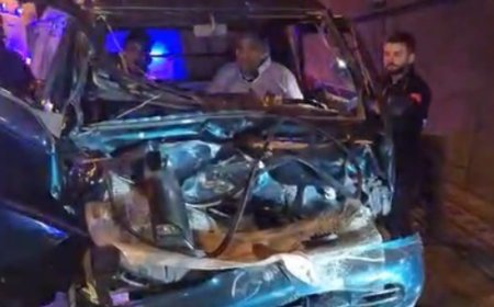 Minibüs ile kepçe tünelde çarpıştı, araçta sıkışan 2 kişiyi itfaiye kurtardı