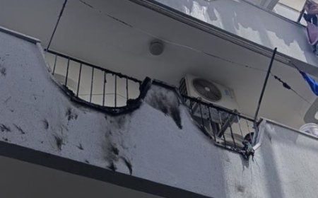 Manavgat’ta bir apartmanın balkonunda bulunan güneşlik ve kurumak üzere asılan çamaşırlar yandı.