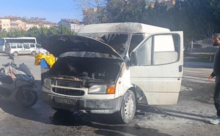 Antalya'da tamir için kaportacıya bırakılan kamyonet motor kısmında çıkan yangında kullanılamaz hale geldi.