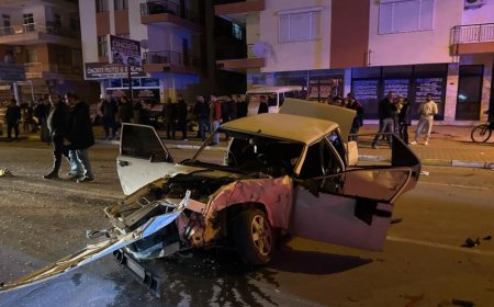 Antalya'da otomobil, park halindeki araçlara çarpıp hurdaya döndü: 1'i ağır 2 yaralı