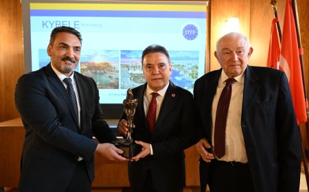 Başkan Muhittin Böcek “Kybele” ödülünü aldı