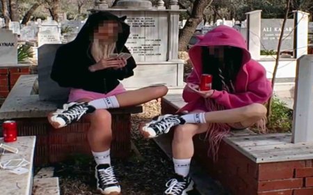 ANTALYA'da yabancı uyruklu 2 kadının mezar taşlarının üzerine oturup iskambil kağıdı oynadı.