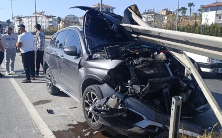 Antalya'da faciadan dönüldü: 3 yaralı