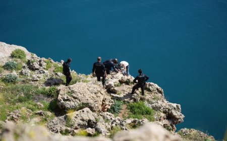 Antalya'da 40 metrelik falezlerin ucunda can pazarı