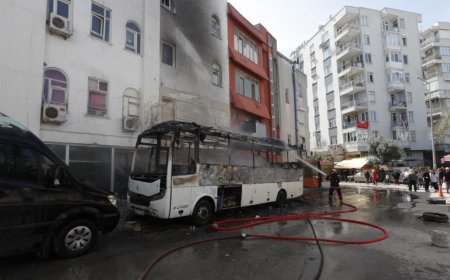 Antalya'da sokak üzerinde park halindeki midibüste çıkan yangın mahalle sakinlerine panik yaşattı.