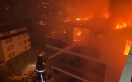 Çatı katında başlayan yangın, 1 daireye kullanılamaz hale getirdi, 2 dairede hasara sebep oldu