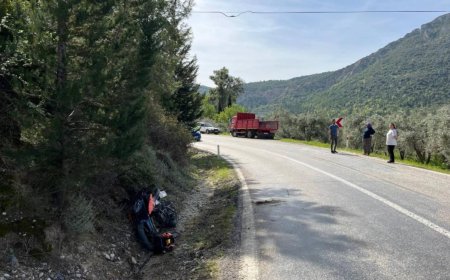Manavgat'ta direksiyon hakimiyetini kaybeden motosiklet sürücüsü karşı şeride geçerek kamyona çarptı.