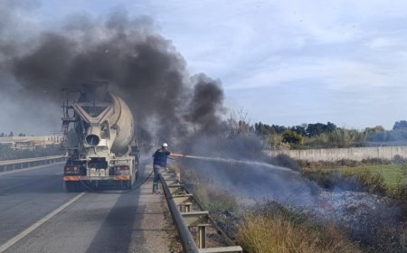 YOL KENARINDA ÇIKAN YANGINA İLK MÜDAHALE BETON MİKSERİNDEN GELDİ.