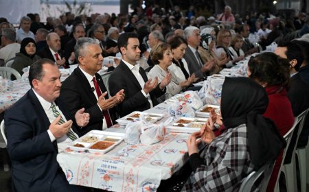 Muratpaşa Belediye Başkanı Ümit Uysal, şehit yakınları, gaziler ve aileleri için iftar yemeği düzenledi.
