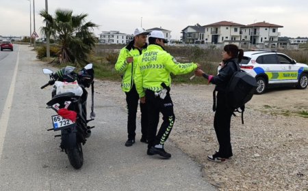 Motosiklet plakasını şal ile kapatan ehliyetsiz genç kız trafik polisinden kaçamadı