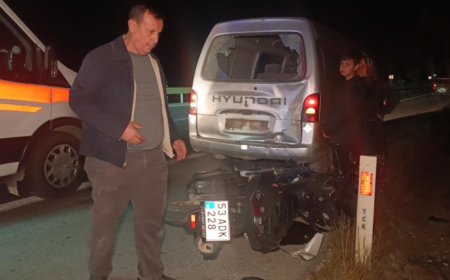 Antalya'da bariyerlere çarpan ve 3 kişinin yaralandığı kazaya yardım için duran kamyonete arkadan motosiklet çarptı.