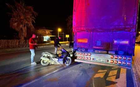 Park halindeki tıra çarpan motosikletin sürücüsü yaralandı