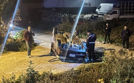 Antalya'nın Kaş ilçesinde seyir halindeyken aracın direksiyon hakimiyetini kaybeden sürücü takla attı.