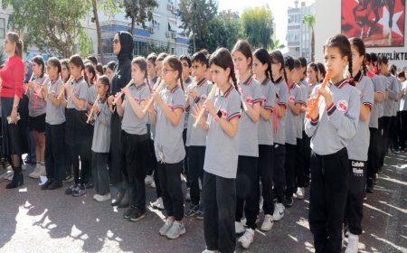 Çanakkale Zaferi'nin 110. Yıl Dönümü' kapsamında 850 öğrenci flütle çeşitli marşlar çalıp söyledi.