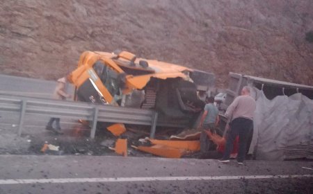 Refüje devrilen TIR'daki 2 kişi öldü
